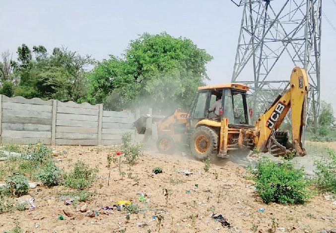 खलियावास में तीन एकड़ की अवैध कॉलोनी पर चली जेसीबी