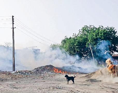 ब्रास मार्केट में पड़े कचरे में लगी आग, चारों ओर धुआं फैलने से परेशान हुए लोग