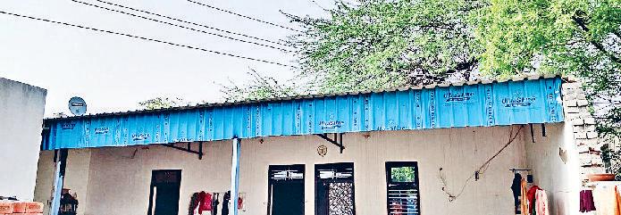 मकान के ऊपर से गुजर रही बिजली लाइन से जान का खतरा