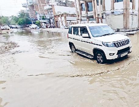 नौतपा के साथ तूफानी बारिश, 300 से अधिक पोल गिरे, कई स्थानों पर पेड़ टूटे, बिजली व्यवस्था चौपट