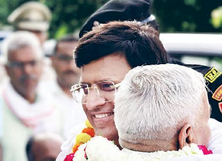 'बूढ़े शेर' को नहीं किया जा सकता नजर अंदाज, कापड़ीवास के घर पहुंचे गोयल