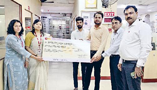 पीएनबी ने सेवानिवृत्त सैनिक की पत्नी को सौंपा क्लेम का 10 लाख का चेक