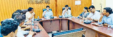 मानसून से पहले नालों की सफाई कराकर जल निकासी के उचित प्रबंध करें विभागः डीसी