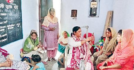 आंगनबाड़ी केंद्र में महिलाओं को फेसियल और स्वच्छता की दी जानकारी