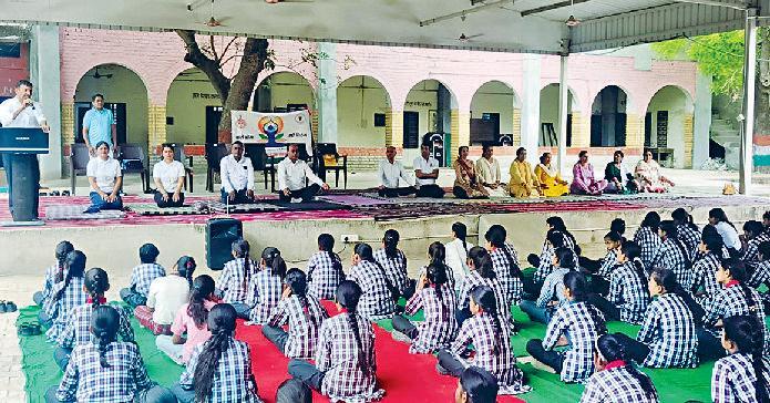 छात्राओं से योग करने का आह्वान किया