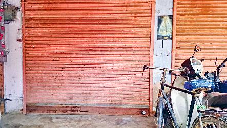 नप की दुकानों पर वर्षों से कब्जा, एक्शन के डर से रात को खाली कीं, सामान निकालकर लगाए ताले