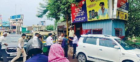 गाली देने पर बस कंडक्टर से उलझा युवक बचाव में आए पुलिसकर्मी की गर्दन नाप दी