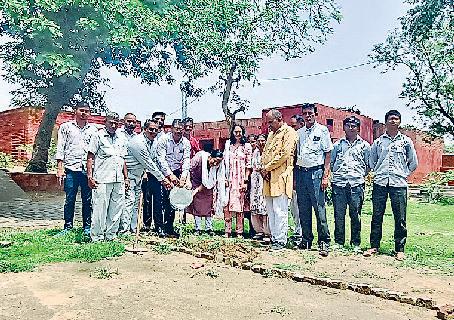 राजकीय प्राथमिक स्कूल में लगाए पौधे