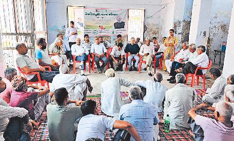 गांव नाहड़ में विशेषज्ञों ने किसानों को कृषि योजनाओं और अनुदान की जानकारी दी