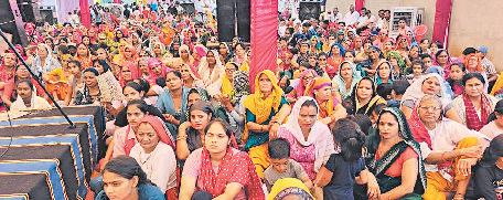 'तू क्यूं घबराता है तेरा श्याम से नाता है, जब मालिक है सिर पे क्यों जी को जलाता है'....