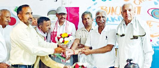 सरकारी सेवा से रिटायर हुए दो अधिकारियों का किया सम्मान