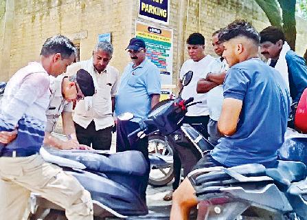 रंजिश के चलते हत्या की वारदात को अंजाम, आरोपी की तलाश में जुटी पुलिस आर्मी जवान के पिता की हत्या, दूर के रिश्तेदार ने मारी गोली, बेटे को छोड़कर लौट रहा था