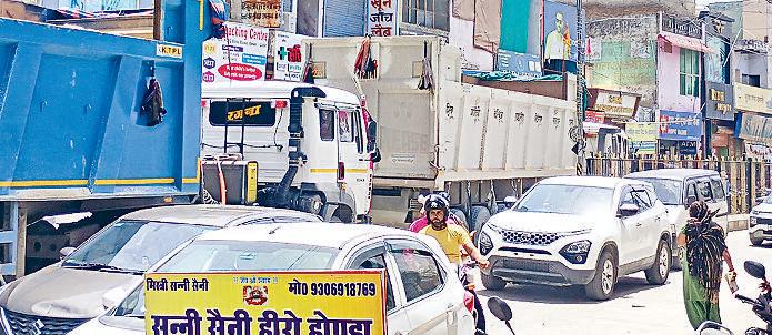 सड़क पर वाहन खड़ा किया तो पुलिस करेगी चालान कस्बे की सड़कों से अतिक्रमण हटाने के लिए नगर पालिका सुस्ती बरत रही