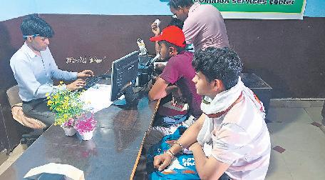 सीएससी पर रात 3 बजे तक लगी रही युवाओं की कतार