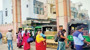 रेलवे स्टेशन के गेट पर ऑटो चालकों की मनमानी