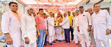 पुनीत का लेफ्टिनेंट पद पर चयन ग्रामीणों ने किया सम्मानित