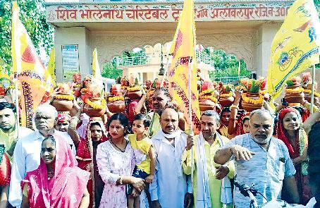 अलावलपुर में श्याम बाबा के वार्षिक उत्सव पर निकाली कलश यात्रा