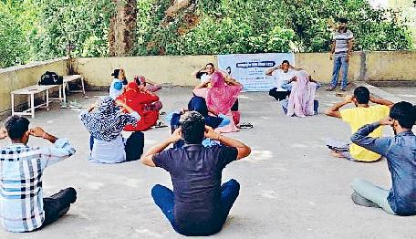 योग के महत्व व इसके स्वास्थ्य लाभों के बारे में दी जानकारी
