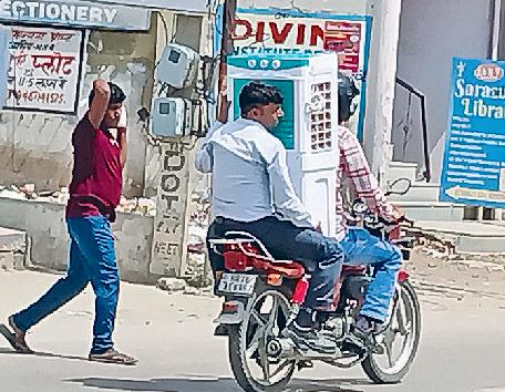 अब उमस भरी गर्मी की आफत, पसीने में भीगते रहे लोग
