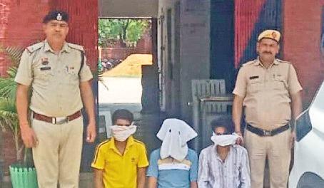 कार चोरी मामले में तीन आरोपी चढ़े पुलिस के हत्थे