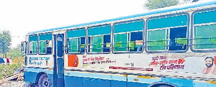 अनियंत्रित बस झुग्गियों में घुसी, युवक घायल, दो बकरियां मरी