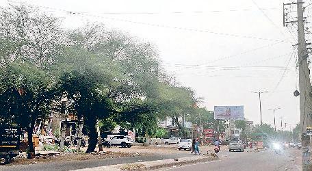 धूल भरी हवाएं चलने के बाद बूंदाबांदी, पारा गिरने से राहत
