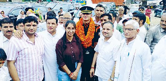 लेफ्टिनेंट बनकर गांव पहुंचे अन्नी नेहरा का ग्रामीणों ने किया जोरदार स्वागत