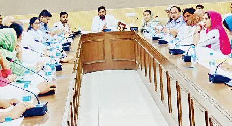 विकास के लिए धन नहीं कमी, काम समय पर पूरा करें अधिकारी