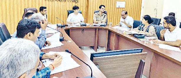 अत्याचार अधिनियम के तहत पीड़ित को समय पर सहायता उपलब्ध कराए विभाग : डीसी