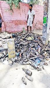 नालों की गंदगी निकलने पर पहली बार दिखने लगी जमीन