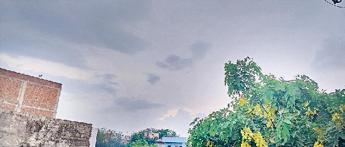 दोपहर तक उमस भरी गर्मी, शाम को बादल छाने से बनी बरसात की संभावना