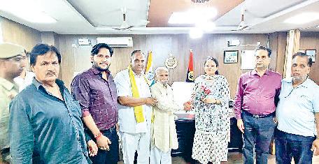 स्वर्ण व्यापारियों को राजस्थान पुलिस ले जा रही उठाकर, एसपी से रोकने की मांग