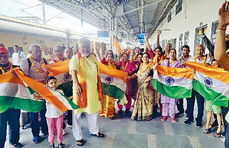 सिंधु दर्शन लेह-लद्दाख यात्रा से वापस लौटे 62 यात्रियों के दल का स्टेशन पर स्वागत