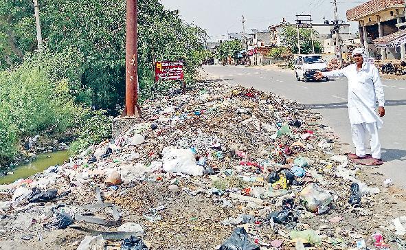 हादसे होने की बनी रहती है आशंका, वाहन क्रॉस करने की जगह नहीं राजमार्गों के टी प्वाइंट पर किशनगढ़ में लगे कूड़े के ढेर