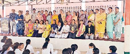 मोखरा सरकारी स्कूल की प्रतिभावान छात्राओं को खंड शिक्षा अधिकारी ने पुरस्कृत किया