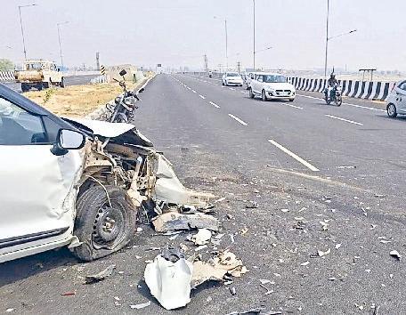 जींद रोड स्थित गोल चक्कर पर हुआ हादसा दो कारों में आमने-सामने की टक्कर में एक चालक घायल, गाड़ी क्षतिग्रस्त