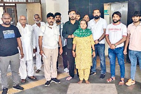 पीजीआई के डॉक्टर की आत्महत्या का मामला एसपी से मिले परिजन, बोले- एसआईटी गठित की जाए, युवती और युवकों के नाम भी लिए