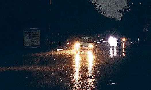 देर रात आंधी व बारिश से जन-जीवन अस्त-व्यस्त, कई क्षेत्रों में बिजली गुल