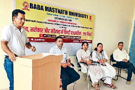 हिंदी पत्रकारिता दिवस पर बीएमयू में व्याख्यान आयोजित पत्रकारिता सामाजिक उत्तरदायित्व का एक जीवंत मिशनः डॉ. सुशील