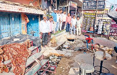 वार्ड-16 शिवाजी कॉलोनी मार्केट में खुले नालों से दुकानदार परेशान, हादसे की आशंका