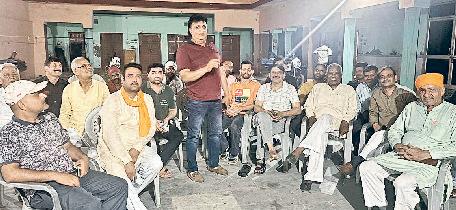 पॉलिथीन के नाम पर दुकानदारों को किया जा रहा परेशान, फैक्टरी ही बंद करे सरकार