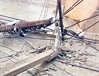 आंधी से सांपला में 15 बिजली के पोल टूटे