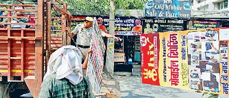 नगर निगम ने कार्रवाई करते हुए अतिक्रमण हटाया, सामान जब्त