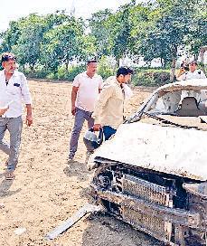 अचानक नील गाय के आने से अनियंत्रित कार खेतों में जा गिरी, युवक की मौत