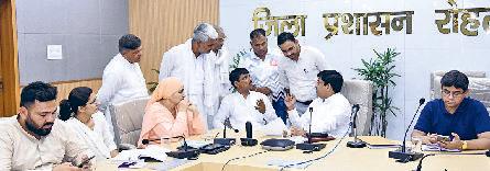 अधिकारियों ने समाधान शिविर में नागरिकों की शिकायतें सुनी, अधिकारियों को दिए निर्देश