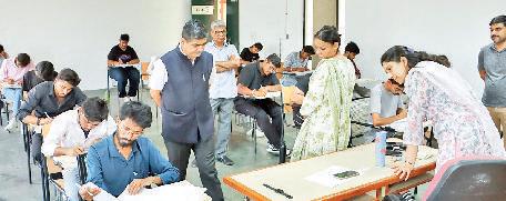 कुलपति ने किया परीक्षा केंद्र का दौरा