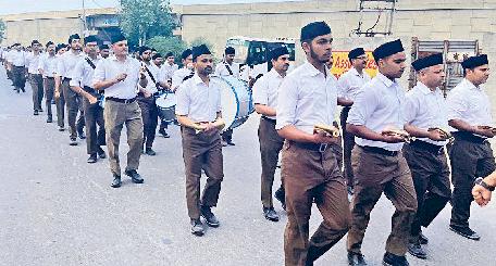 राष्ट्रीय स्वयंसेवक संघ के पथ संचलन में दिखी अनुशासन व एकता की झलक