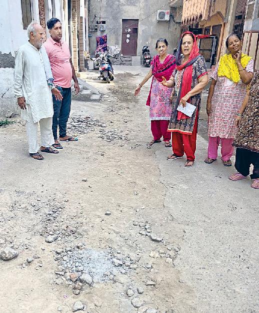 अधिकारियों को सूचित करने के बाद भी समाधान नहीं दुर्गा कॉलोनी की टूटी गली बनी परेशानी का सबब, छह महीने बाद भी नहीं हुई मरम्मत
