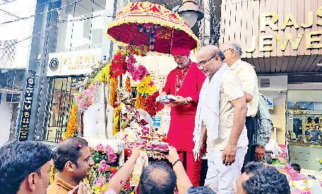महामंडलेश्वर बाबा कपिल पुरी ने झंडी दिखाकर खाद्य सामग्री से भरे ट्रक अमरनाथ के लिए किए रवाना