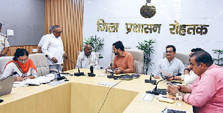 जन शिकायतें सुनते समय सकारात्मक दृष्टिकोण रखें अधिकारीः धर्मेंद्र सिंह